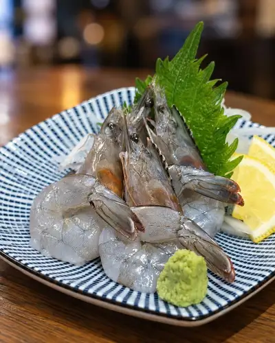 肉の前に、これを食べてほしい。

鹿児島から直送の白姫えびです。
ねっとりとした甘みと、頭の味噌の旨味がそのまま口に広がる。
刺身で食べると、海の話をしてくれる感じがします。

九州の海の幸から始まる夜、悪くないですよ。

ご予約はプロフィールのリンクからどうぞ。

#博多鉄板焼肉どまんなか #竹ノ塚ディナー #白姫えび #刺身 #九州料理