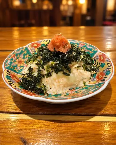 昼にガチ盛り三大将でお腹いっぱい食べた夜でも、なぜかこれは頼んでしまう。
明太とろろポテトサラダ。
とろろと明太子のねっとりしたコクが、ビールにも焼酎にも合いすぎて困ります。
「もう食べられない」と言いながら箸が伸びる、そういう一品です。
週末の一杯に、ぜひ。
竹ノ塚駅東口から徒歩1分です。
夜の予約はプロフィールのリンクからどうぞ。
#博多鉄板焼肉どまんなか #竹ノ塚グルメ #ポテトサラダ #明太とろろ #足立区居酒屋