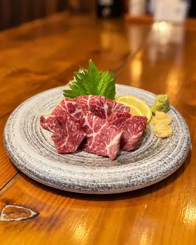 仕事終わったら、まず一杯いきましょう。

今夜のお供は、熊本直送の特上馬刺しです。

口に入れた瞬間、脂がとろけて、あとから濃厚な甘みが来る。おろし生姜でさっぱり食べてもいいし、にんにくと甘口醤油でがっつり食べてもいい。どっちも正解です。

今日一日よく働いた、という日に、これを頼んでください。

夜のご予約はプロフィールの公式予約リンクからどうぞ。

#博多鉄板焼肉どまんなか #竹ノ塚グルメ #竹ノ塚居酒屋 #特上馬刺し #九州料理