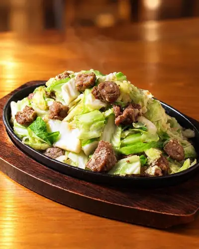 鉄板の音が聞こえた瞬間、もう腹が減る。

にんにくの香りが立って、豚肉とキャベツが鉄板の上でじわじわ焼けていく。そこに特製辛味噌をのせて、脂に溶かしながら食べるのが博多流の味変です。これ、ご飯が止まらなくなる。

ランチはダブルサイズまで税込1,500円。白米・味噌汁・ご飯のお供はセルフ食べ放題なので、遠慮なく食べてください。

夜はビールとの相性が抜群。熱々の鉄板をつまみながら一杯、という使い方も合います。

来店順・売り切れあり。今日の昼、腹いっぱい食べたいなら早めに来てください。

竹ノ塚駅東口から徒歩1分です。

#博多鉄板焼肉どまんなか #竹ノ塚グルメ #鉄板焼肉 #肉の日 #竹ノ塚ランチ