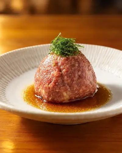 鶏のつくねと間違えないでください（笑）

これ、馬肉の生つくねです。

なめらかな生の食感に、特製ダレがからんでやみつきになる一品。ハイボールでも焼酎でも、グラスが止まらなくなります。

仕事終わりにふらっと寄って、これ一皿頼んでみてください。

竹ノ塚駅東口から徒歩1分、どまんなかで待ってます。

#博多鉄板焼肉どまんなか #竹ノ塚グルメ #生つくね #九州料理 #竹ノ塚居酒屋