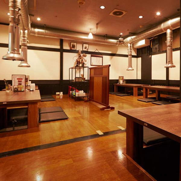 小上がりの掘りごたつがメインの店内は、木の温もりを感じられるアットホームな空間です。誰もがリラックスでき、温かい雰囲気の中でゆったりとお過ごしいただけます。