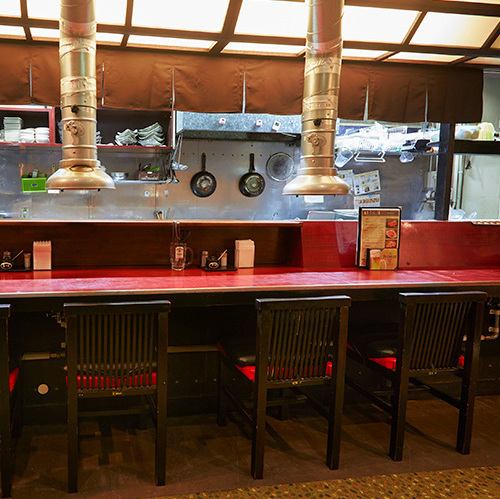 １人焼肉なら気軽にカウンターでお過ごしください。無煙ロースターも完備で、煙の臭いを気にせず、焼肉をお楽しみいただけます◎全部で4席。ライブキッチンの躍動感を感じながらお食事を…♪