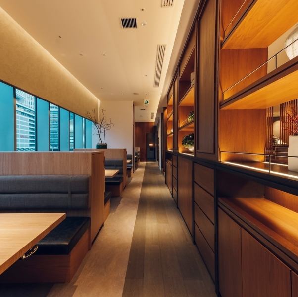 【落ち着いてくつろげる空間】広々とした店内には、ボックス席をご用意。ご友人とのお食事や、ご家族でのお集まりなど、様々なシーンでご利用いただけるテーブルを多数ご準備しております。【名古屋駅/名駅/ミッドランド/しゃぶしゃぶ/焼肉/個室/忘年会/接待/会食/記念日/誕生日】