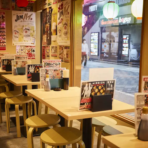 【70名様迄宴会OK】天神駅近!行きも帰りも楽々なアクセス抜群の当店で宴会をしませんか?店内は大小様々なテーブル席を完備!宴会最大70名様までご予約承っております!人数に合わせてテーブルのレイアウト変更も可能ですので、気軽にごご来店ください♪※画像はイメージ