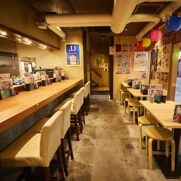 【西鉄福岡(天神)駅近くの好立地】天神駅から好アクセスの居酒屋♪毎日深夜まで営業中!いつでも好きな時間にサク飲みや宴会を楽しめます♪店内には大小様々なテーブル席・カウンター席を完備!活気溢れる店内で名物の手羽先をはじめ、刺身・餃子等、豊富なメニューを堪能ください!※画像はイメージ