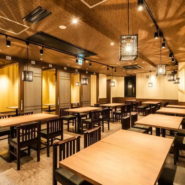 【70名様迄宴会OK】天神駅近店内は大小様々なテーブル席を完備し、宴会最大70名様までご予約を承っております。人数に合わせてテーブルのレイアウト変更も可能ですので、気軽にごご来店ください。