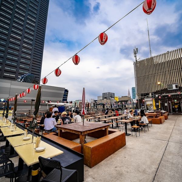 新宿の喧騒を忘れさせるような緑豊かな景観の中、友人や家族、大切な人との会話が弾むこと間違いなし。都会のオアシスである当ビアガーデンは、忙しい日常から少し離れ、リラックスした時間を提供いたします。