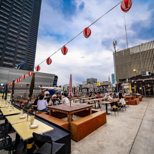 <p>新宿の喧騒を忘れさせるような緑豊かな景観の中、友人や家族、大切な人との会話が弾むこと間違いなし。都会のオアシスである当ビアガーデンは、忙しい日常から少し離れ、リラックスした時間を提供いたします。</p>