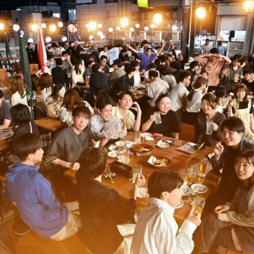 <p>大人数での宴会を心から楽しんでいただけるよう、特別なプランをご用意しております。この開放的な空間は、新宿の壮大な夜景を背景に、仕事の成功を祝う会社のイベントや、忘新年会、大切な記念日など、様々な集まりに最適です。</p>