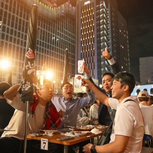 <p>屋上からの眺めは圧巻。日が沈む夕暮れ時には、都会のビル群がオレンジ色に染まり、まるで絵画のような美しい景色が広がります。夜になると、一転してキラキラと輝く夜景が、ビールとのひとときをよりロマンティックに演出してくれます。</p>