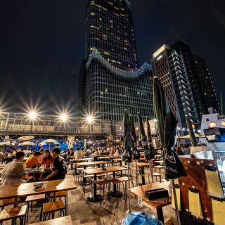 大切な人との時間を特別に演出するデート向けの席。新宿の煌めく夜景を眺めながら、絶品シュラスコとワインで乾杯すれば、ムードは最高！心地よい夜風と美味しい料理が、二人の距離をさらに縮めます。記念日や特別な日にもおすすめです。