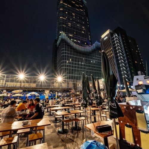 大切な人との時間を特別に演出するデート向けの席。新宿の煌めく夜景を眺めながら、絶品シュラスコとワインで乾杯すれば、ムードは最高！心地よい夜風と美味しい料理が、二人の距離をさらに縮めます。記念日や特別な日にもおすすめです。