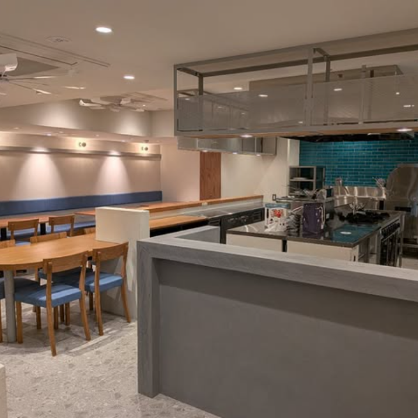 《木の温かみと西洋風内観のコントラスト》白壁を基調に、温かみのある木目と爽やかな青の色味を組み合わせた店内。落ち着きと上質さを両立した配色で、居心地の良さを演出しています。統一感のある空間で、ゆったりとしたひとときをお過ごしください。