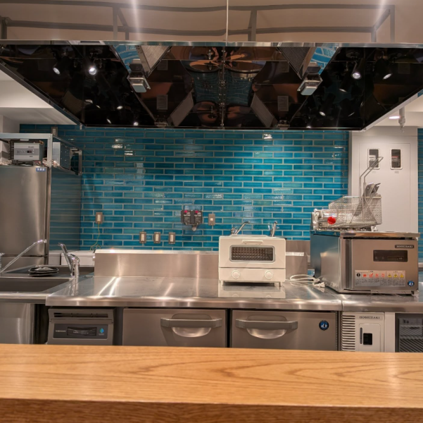 《デートや女子会にも◎》店内は料理が美しく見える明るさと、空間の雰囲気を引き立てる照明にこだわりました！お食事や会話を楽しみながら、自然と写真も綺麗に残せます。グループでのご利用にも最適です♪