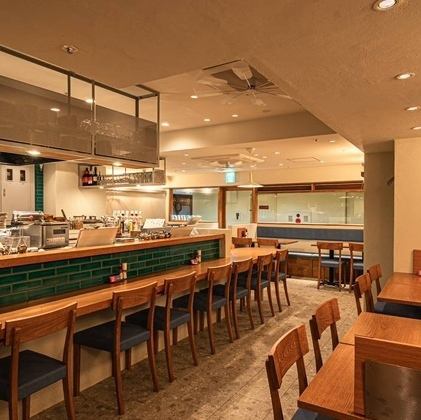 《宴会、グループでのご利用に》一際目を引くヨーロッパ風の入口は、外観から特別感を演出。広い間口を活かした開放的な入口は、思わず写真に収めたくなるデザインです。ご来店の瞬間から非日常の時間をお楽しみいただけます。