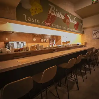 カウンター席が8席あります。