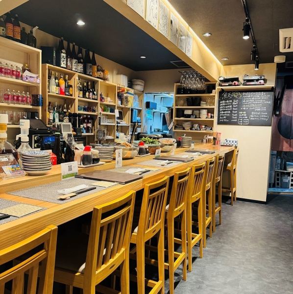 カウンター席はお一人様でもお気軽にお立ち寄りいただけるお店です。お仕事帰りにふらっと立ち寄るのも◎おひとり様でもお気軽にお越しいただけるよう、おつまみメニューも豊富にご用意しております。♪お気軽にご来店下さい。