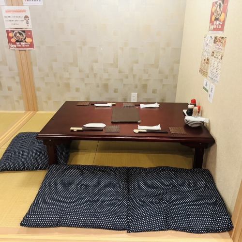 <p>足を伸ばしてゆったりと寛げる座敷席をご用意。落ち着いた和の空間は、少人数での飲み会やご友人同士の集まりに最適です♪まるでお家にいるようなリラックスした雰囲気の中で、自慢の干物と泡盛を心ゆくまでお楽しみください。</p>