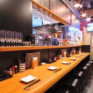 料理のライブ感を味わえるカウンター席!