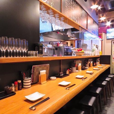 料理のライブ感を味わえるカウンター席!