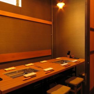 奥のテーブル席は繋げると10名個室になります!大人数でも◎