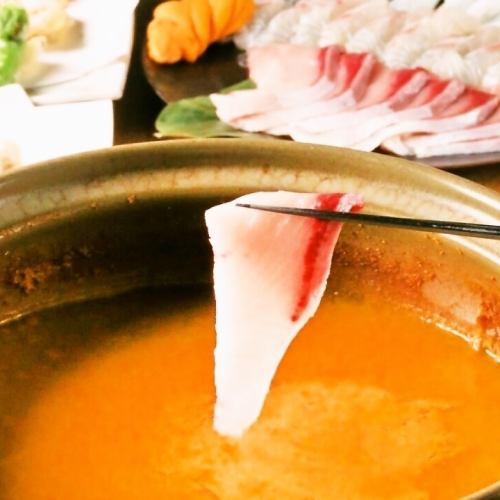 Making the most of the flavor of the ingredients...the ``Uni-Shabu'' course uses plenty of ``Uni'' for 8,800 yen (tax included)!