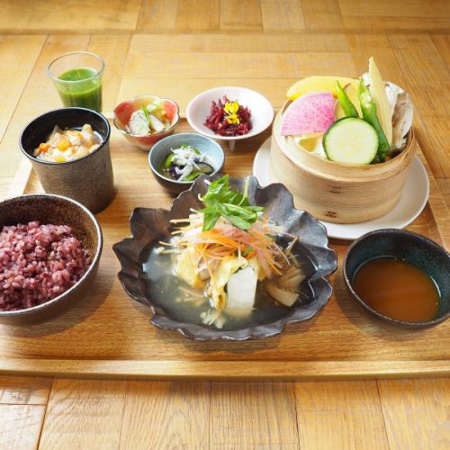 白身魚の湯葉包み蒸し膳～キノコの黒酢餡かけ～