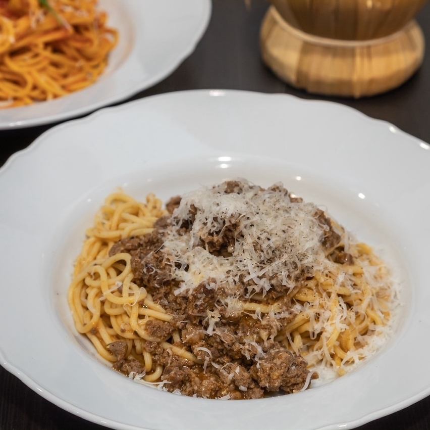 お昼からお酒に合うお料理をご用意しています◎