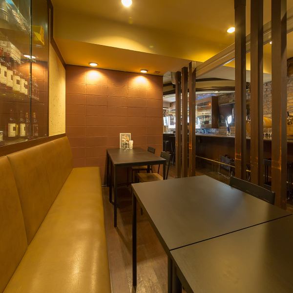 落ち着いた雰囲気の店内。少し暗めの照明と、おしゃれなカウンターやテーブル席が居心地のよさを演出します。ランチやディナーに利用しやすいです。デートや仕事帰りの食事、大人数での宴会や懇親会まで、幅広いシーンで使い勝手のよさも魅力◎コースも3種類ご用意しており、シーンに合わせてお楽しみいただけます♪