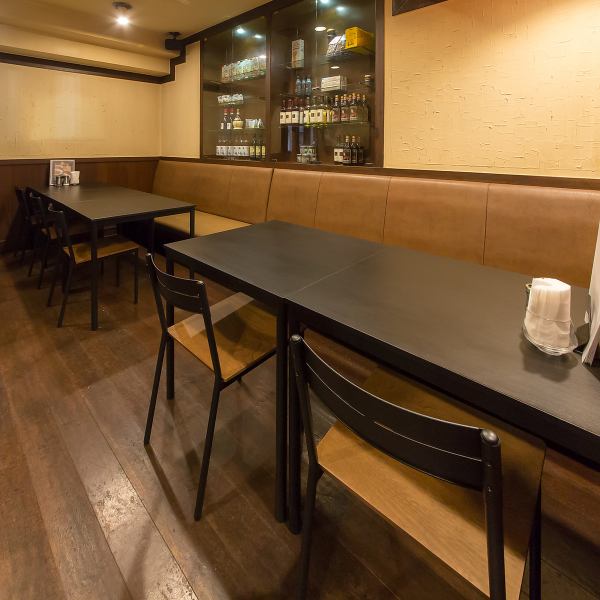 店内中央のテーブル席は、2名掛けが5卓。人数に合わせてテーブルを繋げれば最大12名様までご案内可能！仕事帰りのサクッとご飯から、友人同士の食事会、会社の宴会まで、対応可能◎落ち着いた照明とゆったりした空間が、にぎやかなひとときにも心地いいです◎使い勝手のよさと雰囲気のよさ、どちらも兼ね備えています♪