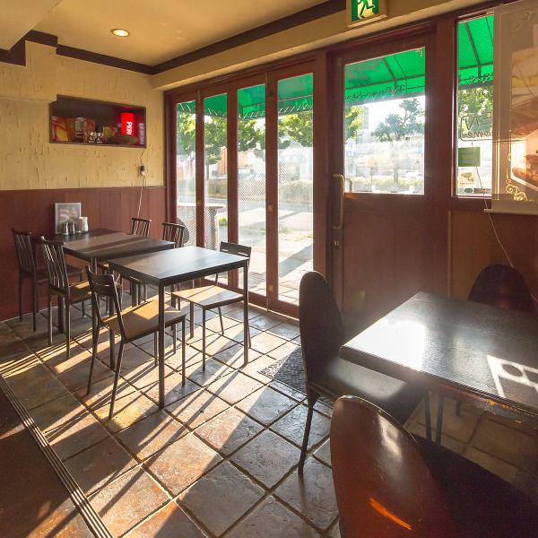 テラス側に設けられた窓際のお席は、2名掛けが3卓、4名掛けが1卓。やわらかな自然光が差し込み、昼は明るく開放的、夜は落ち着いた雰囲気です。ランチデートや少人数での食事にぴったりな、プライベート感のある特等席♪季節や時間帯によって表情を変えるお席は、ちょっと特別なひとときを過ごしたい時にもおすすめです◎