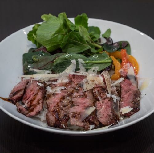 【当店自慢】炭火香る贅沢ステーキ丼が大人気！