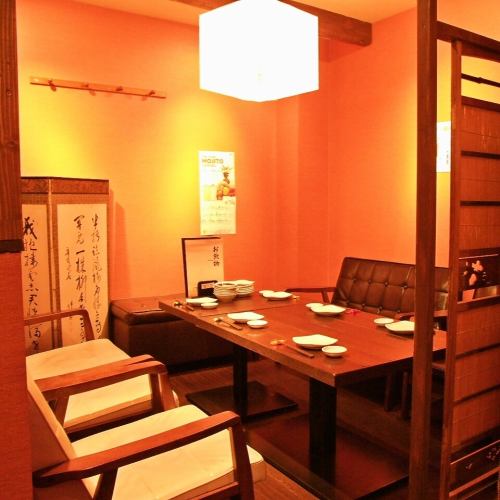 <p>【2Ｆ】大人気の個室は限定2席。6名様～8名様(ソファー席)。4名～8名様(テーブル席)とご用意★店内を上から見渡せる席でのんびり宴会★２階のみの貸し切りで１４名～１６名様までご利用頂けます。（テーブルは別れます）</p>