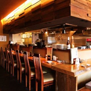 天然木の広々と雰囲気のあるカウンターでゆったりと。