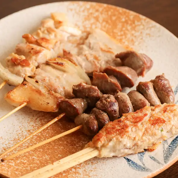 炭火で香ばしく焼き上げた串盛り合わせ・手打ちつくねや焼き鳥の盛り合わせでジューシー