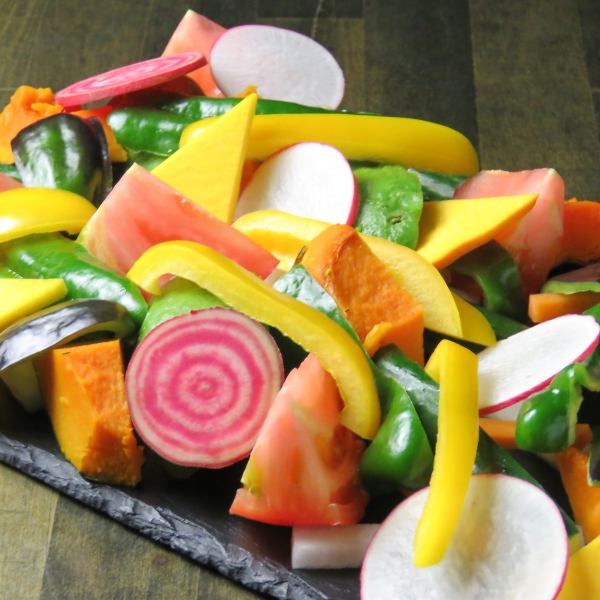 バーニャカウダ【1100円】毎日仕入れる新鮮な野菜！色とりどりの野菜でハッピー！