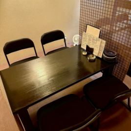 [A space where you can stretch your legs! Feel free to come along ◎] There are two tables that can seat four people each♪ A space where you can stretch your legs and relax, where you can take off your shoes and sit back and relax comfortably.You can spend quality time with friends and family and enjoy your meal in a relaxed atmosphere.We offer a luxurious time in a spacious space where you can refresh your mind and body!