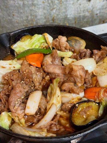 🥩【香ばしさごと、ごちそうです。】
牛肉の旨みと、
季節野菜の甘みを鉄板でじゅわっと焼き上げました。

にんにく香る特製だれが絡んで、
香ばしさ、食欲、止まりません。

ビールはもちろん、
辛口の冷酒とも相性抜群。

“スタミナ系だけど、野菜たっぷり”
そんな一皿、どうぞ召し上がれ。

⸻

#菜縁 #鉄板焼き #牛肉と野菜 #高知野菜
#スタミナごはん #おつまみ #居酒屋メシ
#ビールがすすむやつ #夏バテ防止
