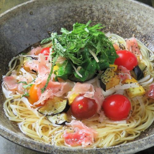 トマトと生ハムの冷たいパスタ