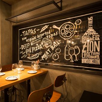 Table seats where you can enjoy your meal while watching the liveliness of the open kitchen ★ High chair seats that feel like a live performance are truly "overseas bars"