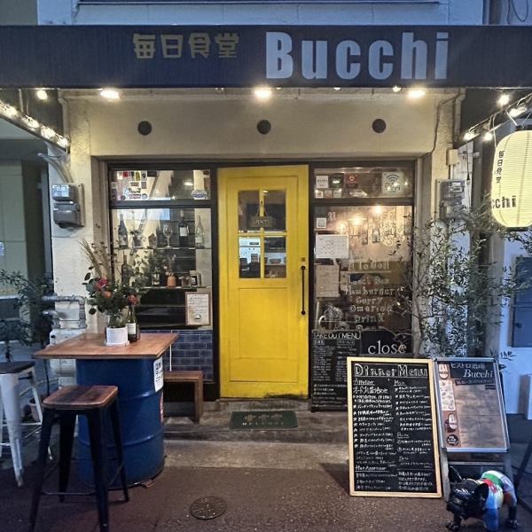 【雰囲気抜群の夕方からのビストロ酒場もおすすめ★】『毎日食堂Bucchi』『ビストロ酒場Bucchi』は三宮商店街三丁目の路地中にある隠れ家レストラン&ビストロ酒場。路地裏ですが青い看板屋根（夜のみ提灯）が目印！◎仕事終わりのちょい飲みや、ゆったりと一軒目にもぴったり！お気に入りのお店になること間違いなしです♪