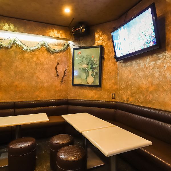 店内は昭和レトロな雰囲気の落ち着いた空間で、どこか懐かしさが感じられるあたたかさがあります。当店が初めてのお客様でもすぐになじめるアットホームな空気が魅力です!カラオケは歌い放題ですので、好きな曲を好きなだけ歌ってお楽しみいただけます。ご友人同士でも、お一人様でも心地よく過ごせます。