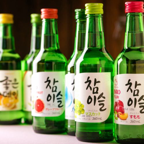 各种韩国鸡尾酒，如 chamisul 和 makgeolli