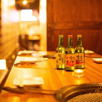 每張桌子都是獨立的，空間寬敞。在輕鬆的氛圍中享用韓國料理。推薦用於新宿的酒會、宴會、娛樂、女孩派對、聯合派對等各種場合。