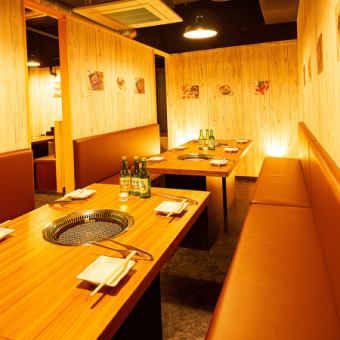 Table seats ideal for groups.It is an impressive seat with gentle indirect lighting based on Japanese style.We can accommodate up to 36 people.We also accept private parties for groups, so please feel free to contact us.
