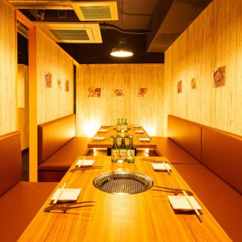 A spacious store overlooking Koshu-dori.Available for 2 people to groups.It is also recommended for dates, anniversaries, girls-only gatherings, and joint parties where you can enjoy the night view from the 6th floor.Enjoy a banquet and meal while looking at the streets of Shinjuku.