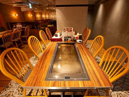 お洒落な店内で大阪のソウルフード、お好み焼きや大阪鉄板焼き料理や小皿料理を楽しみください。