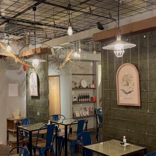 広々と開放的な店内♪木の木目×フラワーアレンジメントがイマドキ女子に◎思わず写真を撮りたくなるの間違いない!