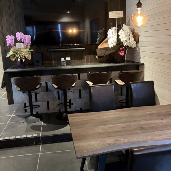 [A chic space where you can relax] Enjoy your meal in a wonderful architectural space that makes you feel as if time has slowed down! The desk is also spacious, so it can be used for various parties and private parties. Please also check it out!